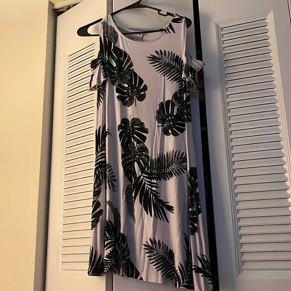 Brand: old navy Size: S Color: white floral